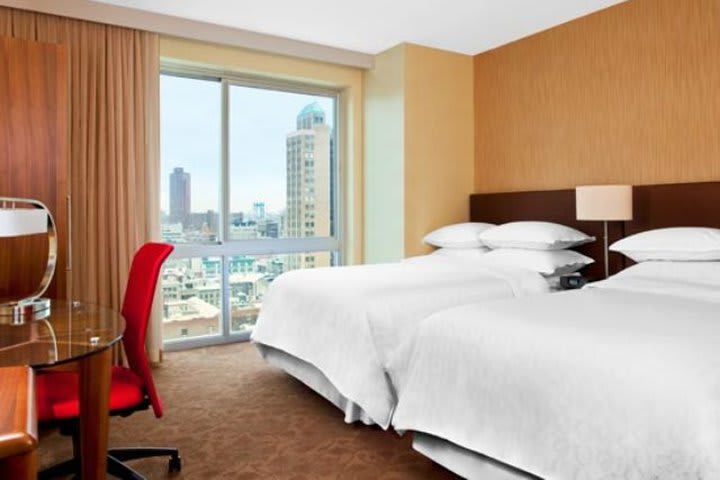 Guest room with two beds at Sheraton Tribeca, hotel in New York