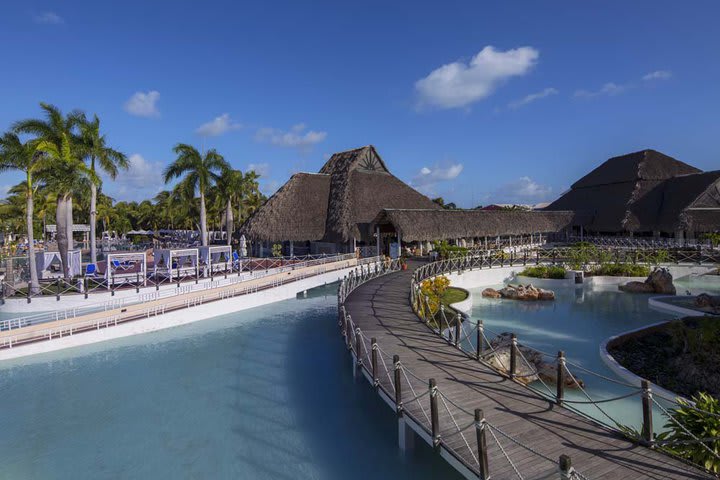 La piscina principal está rodeada de puentes y cascadas