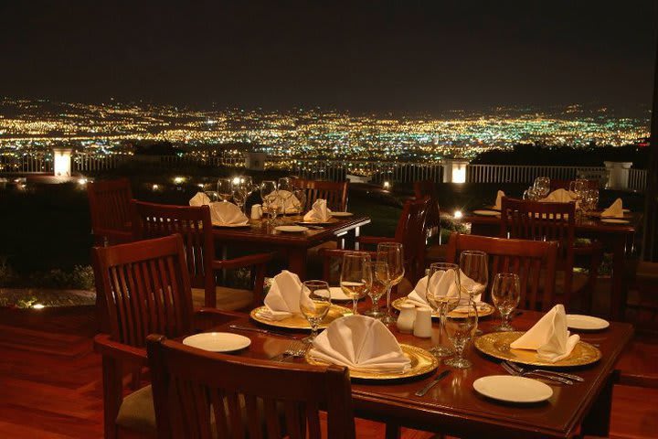 El restaurante del hotel San José Grand Tara tiene una vista panorámica de la ciudad