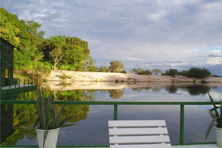 Admira el río desde la alberca del Amazon Geo en Manaus