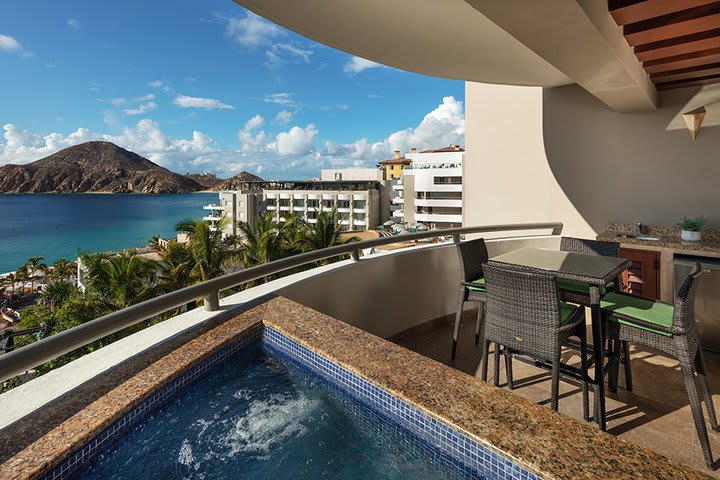 Terraza de una suite ejecutiva con vista al mar