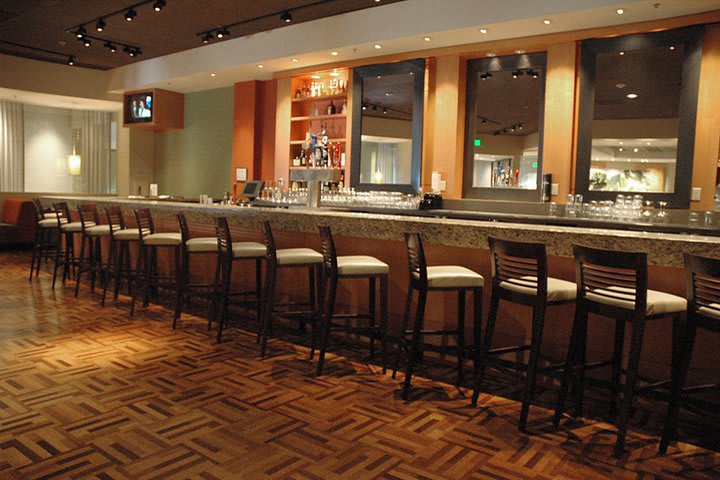 Bar en el lounge del Crowne Plaza San Francisco International Airport