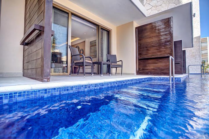 Pool in a swim-up junior suite