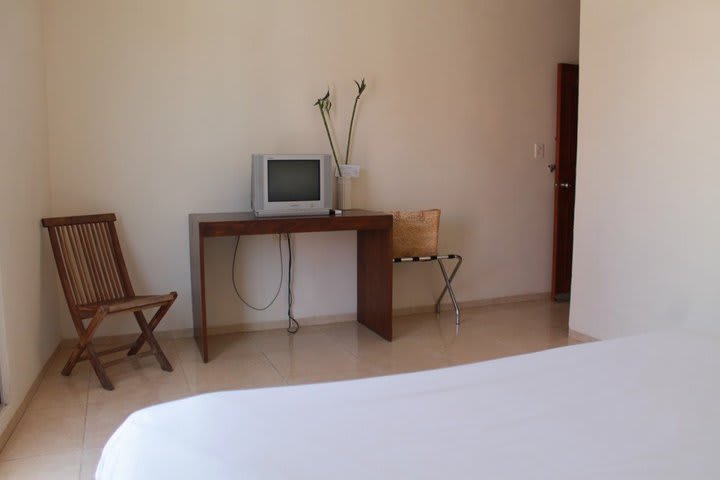 Guest rooms at Cabañas María del Mar hotel offer cable TV