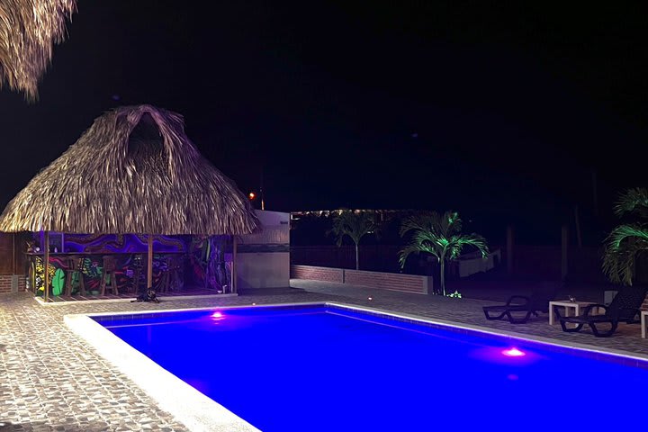 Vista de noche de la piscina