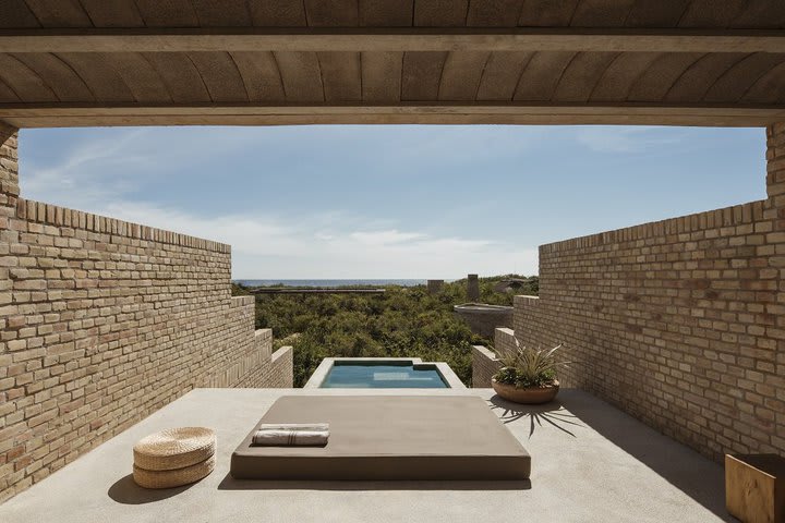 Piscina y terraza de una villa