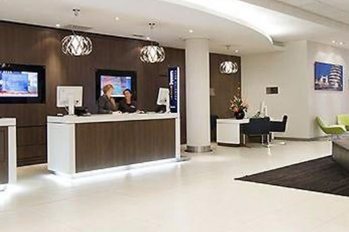 Recepción del Novotel London City South, hotel en Londres