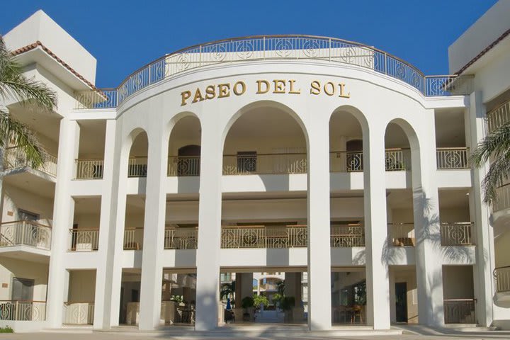 Vista exterior de Paseo del Sol, hotel de condominios en Playa del Carmen