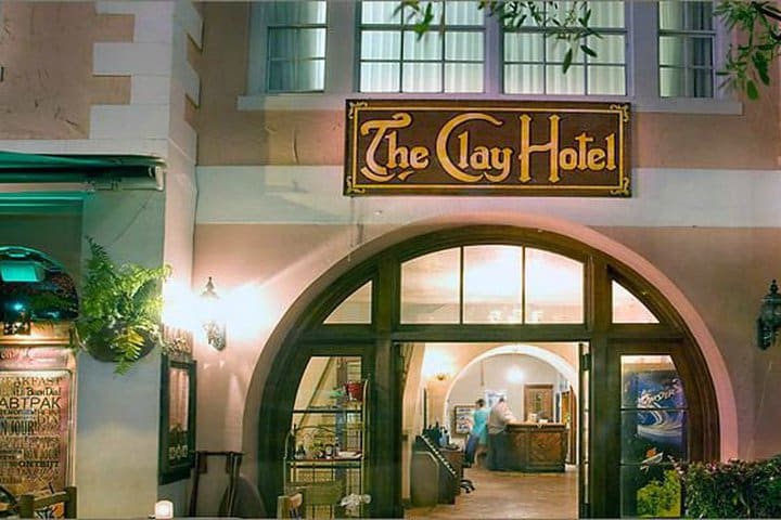 Entrada del hotel The Clay en el distrito arte decó de Miami Beach