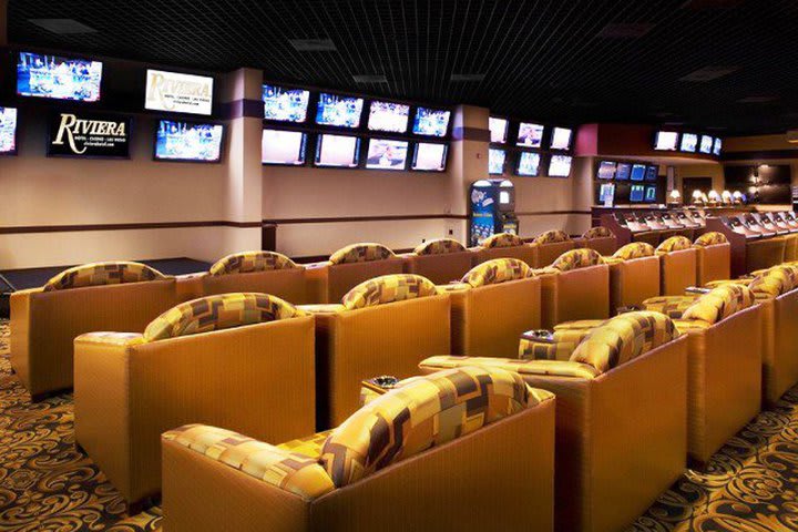 El Race & Sports Book del Riviera Hotel & Casino tiene 50 televisiones de pantalla plana