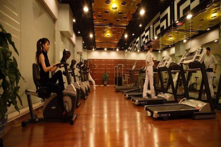 El Capital Hotel cuenta con un gimnasio equipado