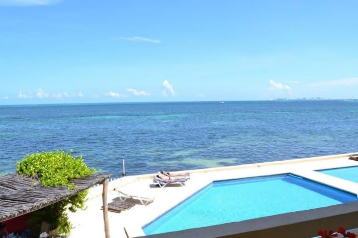 Piscina al aire libre con vista al mar