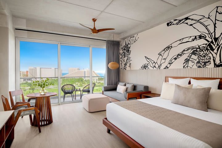 Vantage Club Jr Suite Golf & Ocean View King Bed - VCKGV