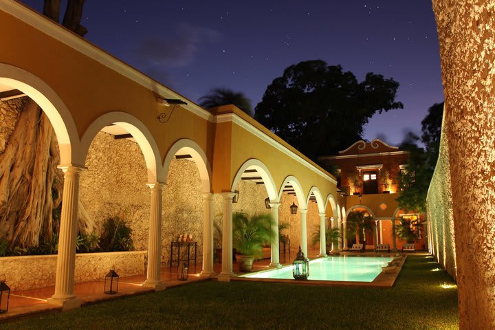 Vista nocturna de la piscina