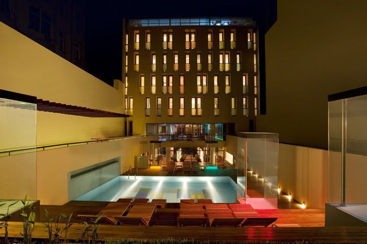 Vista nocturna de la alberca en el Be Hotel en Buenos Aires