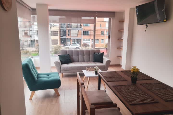 Vista del área de descanso y comedor del Apartamento Azul