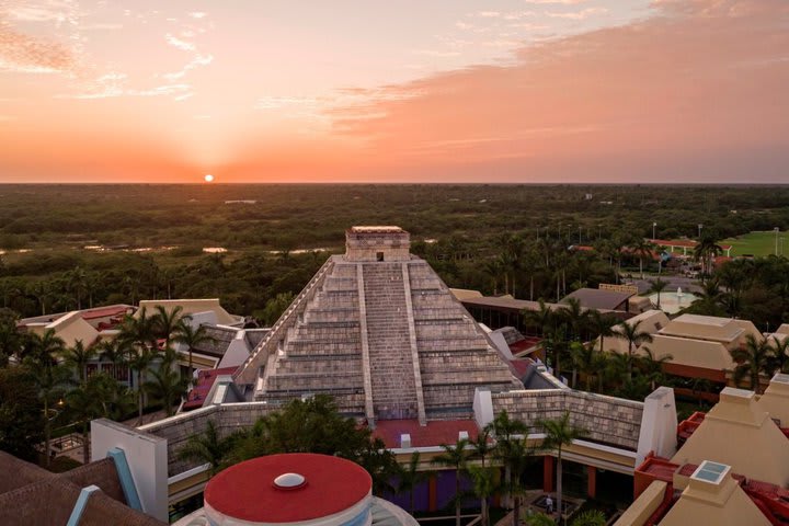 El hotel tiene una pirámide maya como decoración