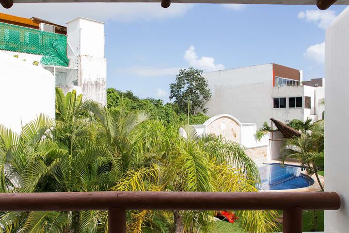 Vista a la piscina desde el balcón de una habitación