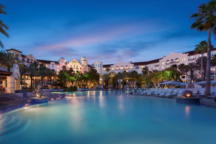 Vista de la piscina al atardecer