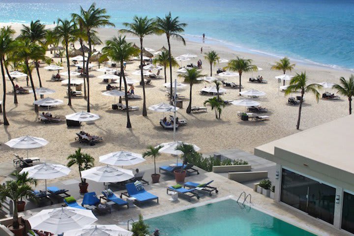 Vista aérea del área de playa y piscina