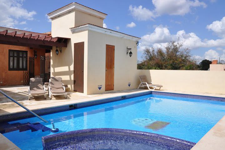 Hay una piscina al aire libre