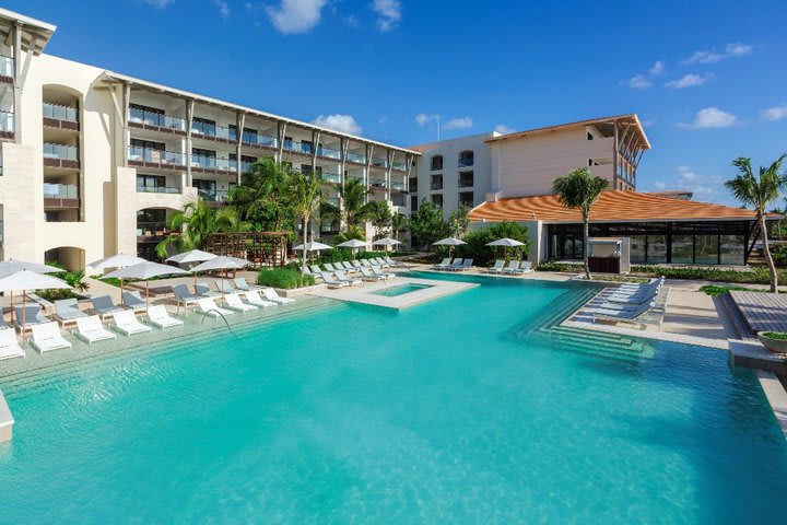 The pools are surrounded by cabañas to rest