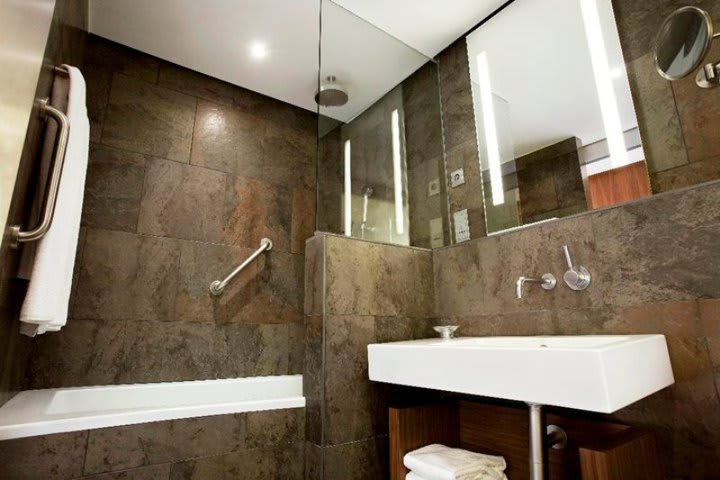 Guest bathroom at Le Meridien hotel in Barcelona