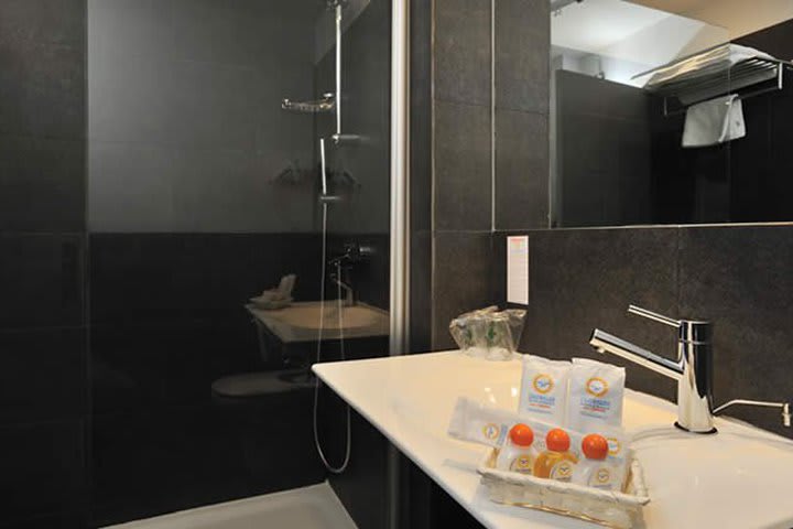 Baño de huéspedes del Hotel Globales Acis y Galatea en Madrid