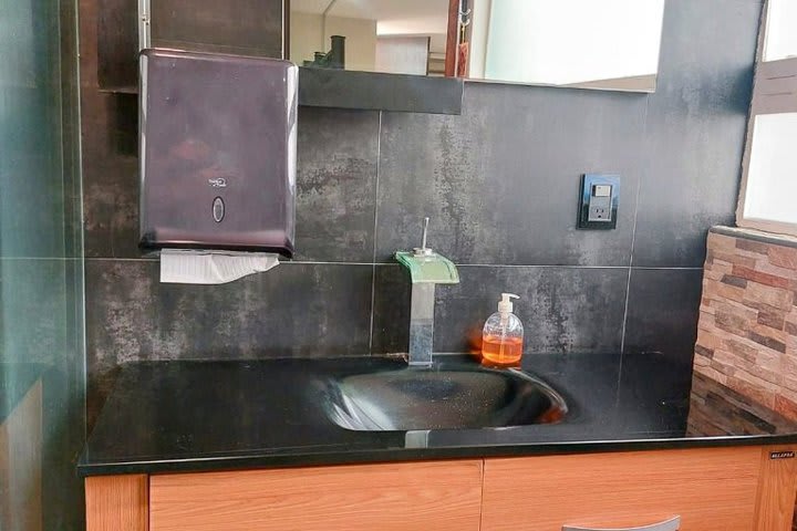 Bathroom of the Milán guest room