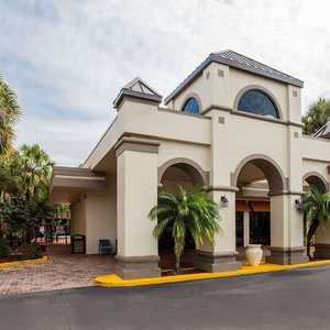 Days Inn & Suites by Wyndham Orlando Airport