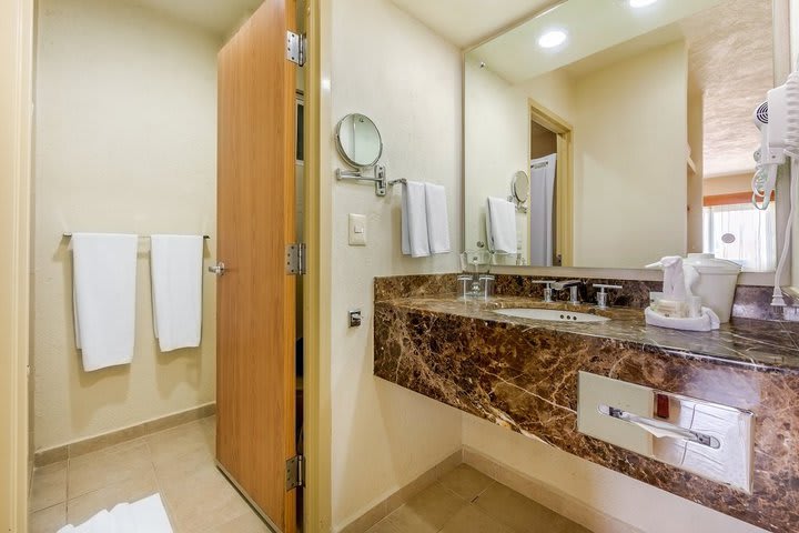 Baño de huéspedes