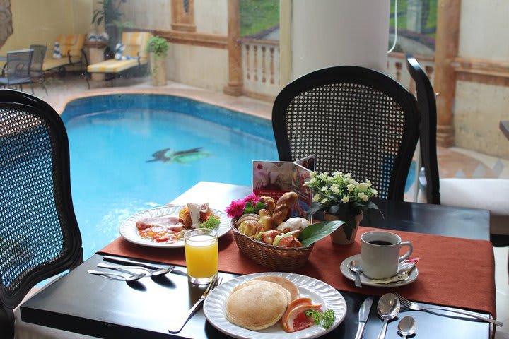 Se puede disfrutar una comida con vista a la piscina