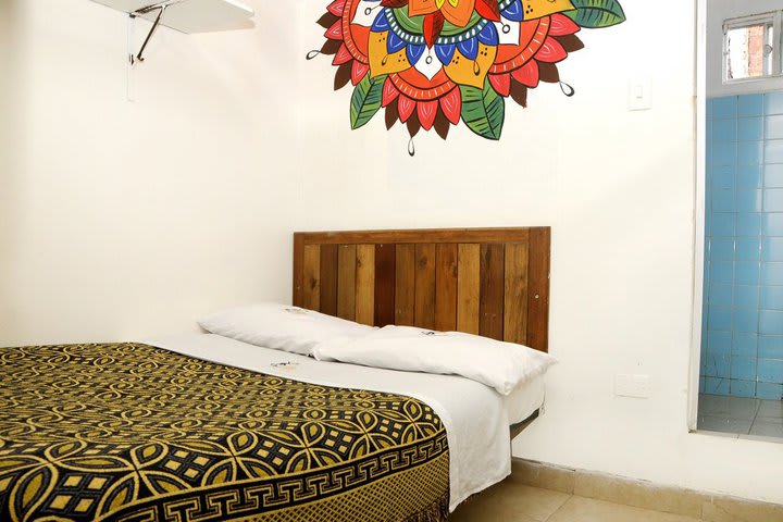 Cama con una pintura mural