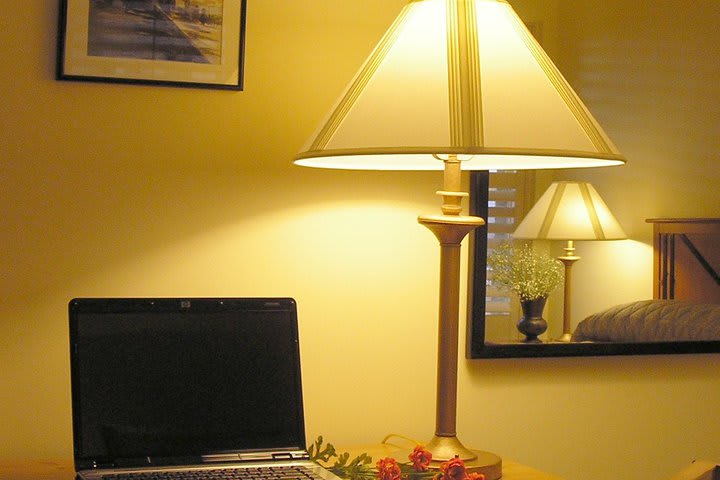 Interior de una habitación del Crockett Hotel en San Antonio