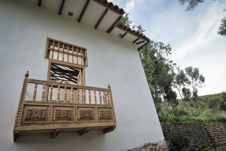 Balcón estilo republicano tallado en madera