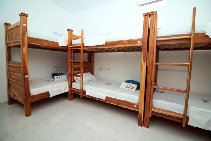 Cama individual en dormitorio compartido mixto de 10 camas