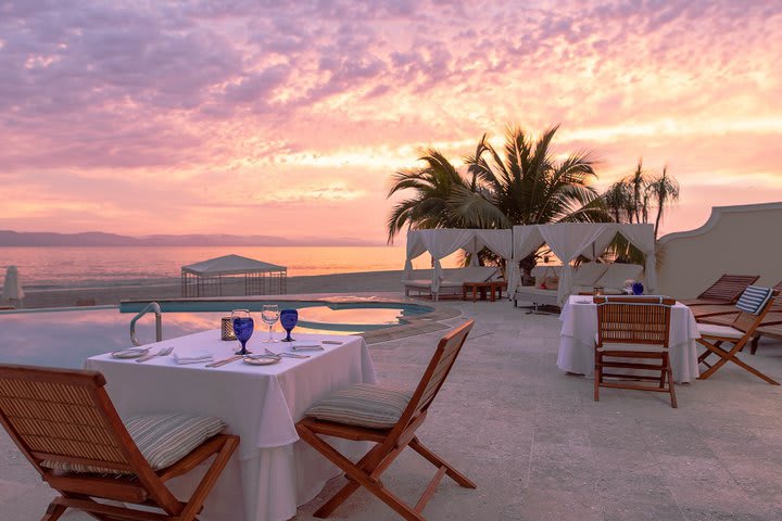 Club de playa al atardecer