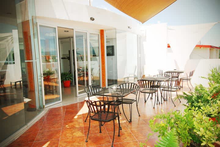 Patio con mesas y sillas