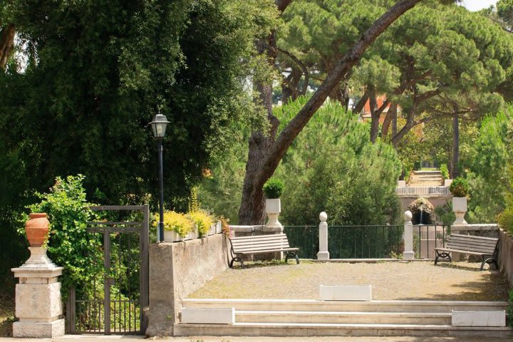 Sitting area in the garden at the Domus Mariae Palazzo Carpegna hotel in Rome