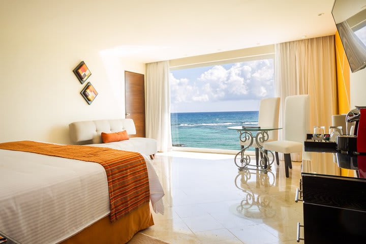 Sun Club king oceanfront guest room