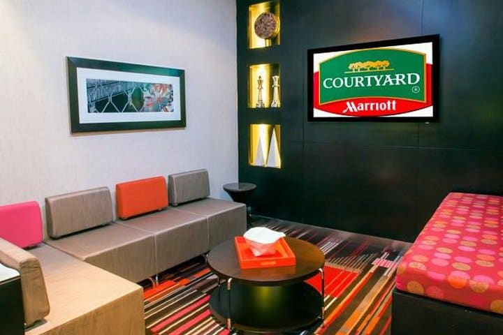 Área de descanso en el lobby del Courtyard by Marriott New York Manhattan