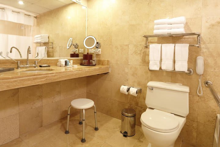 Bath in a room for guests with disabilities