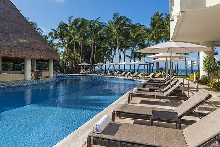 Camas de playa plegables en la piscina