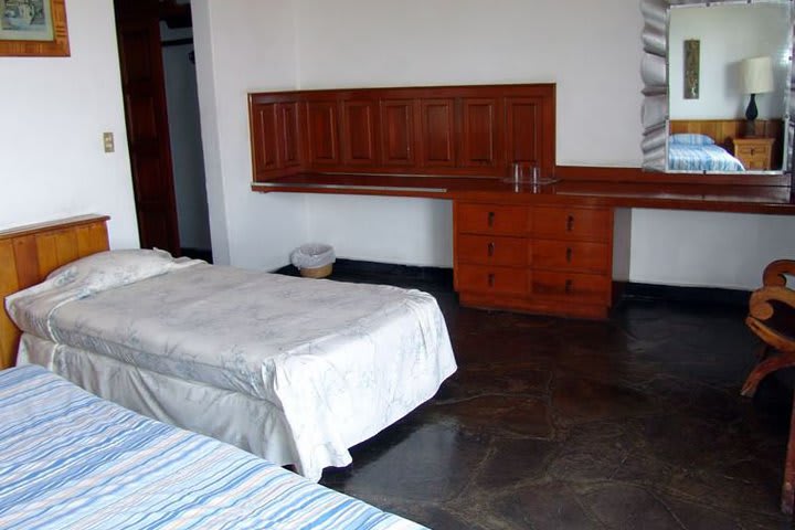 Habitación con una cama matrimonial y una individual