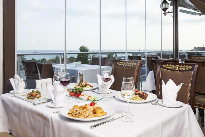 El restaurante del hotel Ottoman Park en Estambul tiene vistas al mar de Mármara