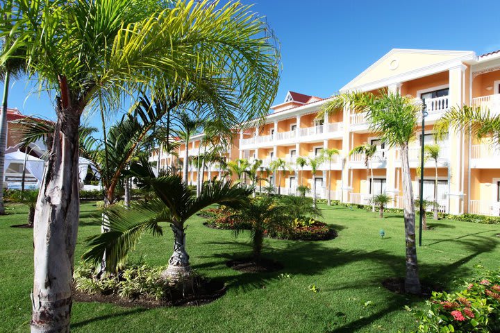 Hotel with 498 guest rooms