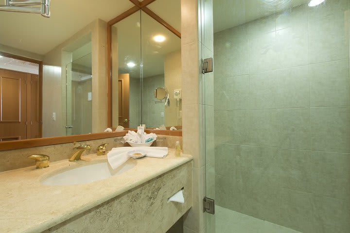 Bathroom in a Golden room