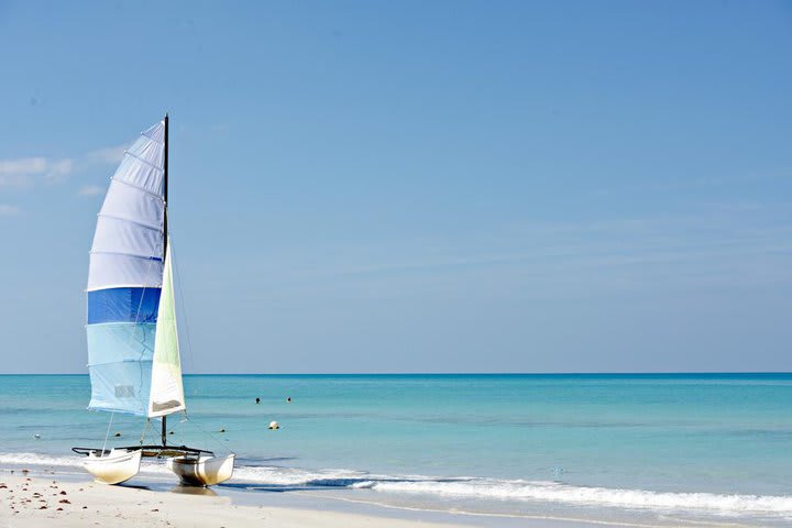 Velero en la playa del hotel