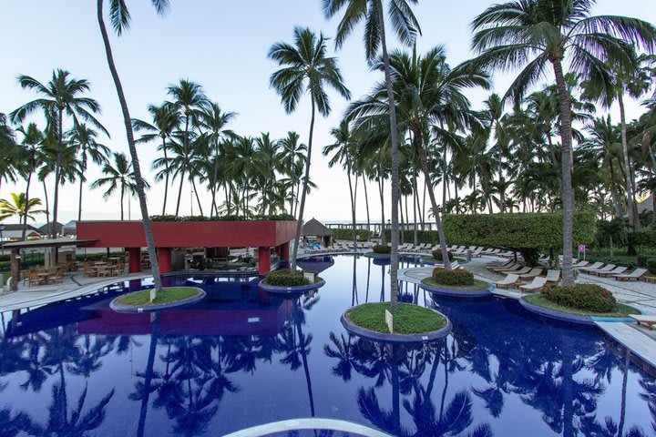 The pool includes a sunbathing area