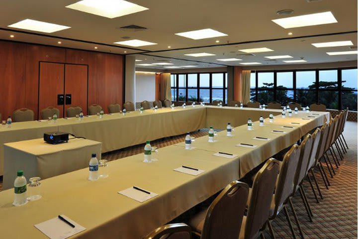 There are meeting rooms at hotel Porto Bay Rio Internacional